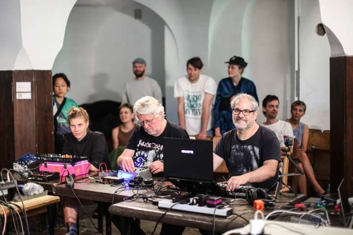 Rapid Song Prototyping workshop at Klub Møntage Camp 2025 © photo by Daphne von Schrader and Joanna Coleman